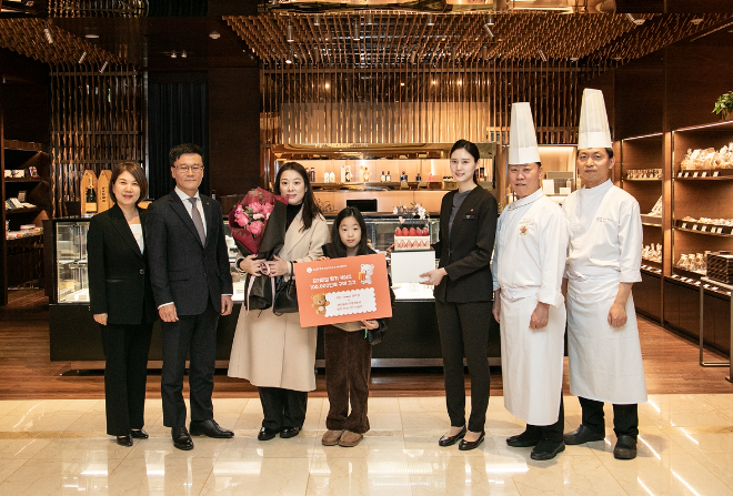 롯데호텔앤리조트, 프리미엄 딸기 케이크 10만번째 고객 특별 이벤트 전경. (사진=롯데호텔앤리조트)