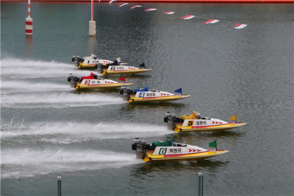 미사경정장에서 선수들이 힘차게 경주를 시작하고 있다.(사진=국민체육진흥공단)