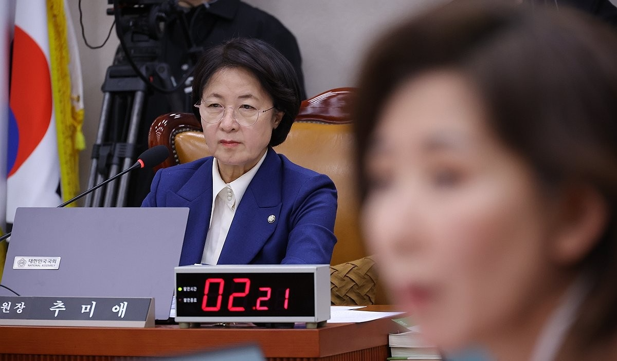 나경원 의원 질의 지켜보는 추미애 법사위원장(사진=연합뉴스)