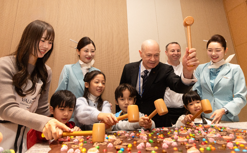 대한항공 프레스티지 동편 좌측 라운지 내 쿠킹 스튜디오(L’atelier)에서 바크 초콜릿 만들기 프로그램을 진행하는 모습.(사진=대한항공)