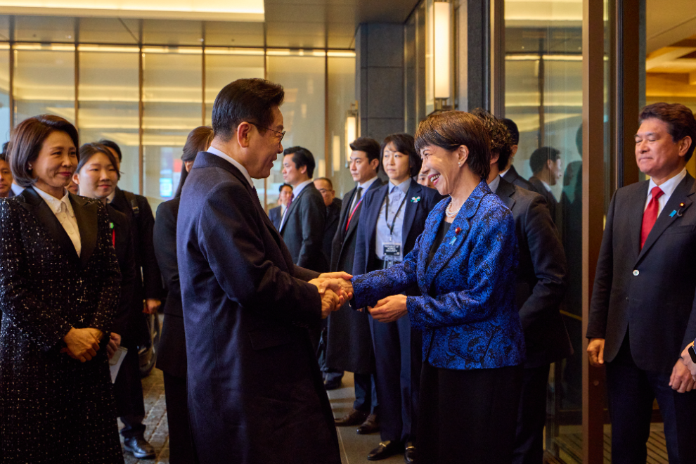 이재명 대통령이 13일 일본 나라현 회담장 앞에서 영접 나온 다카이치 사나에 일본 총리와 악수하고 있다.(사진=연합뉴스)