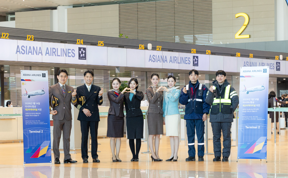 아시아나항공과 대한항공 양사 직원들이 터미널 이전 기념 촬영을 하고 있다.(사진=아시아나항공)