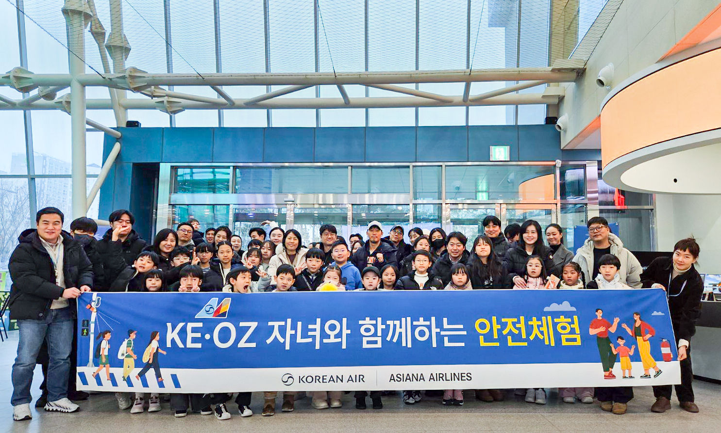 지난 14일 오후 서울 강서구 마곡안전체험관에서 ‘자녀와 함께하는 안전체험’ 행사에 참가한 대한항공·아시아나항공 임직원 및 임직원 자녀들이 기념사진을 촬영하는 모습.(사진=대한항공)