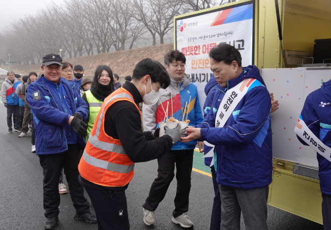 CJ대한통운, 택배 현장 푸드트럭 이벤트... “따뜻한 어묵으로 추위 녹여요”