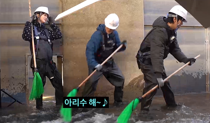 워크맨 촬영 장면(응집지 내 활성탄 청소)