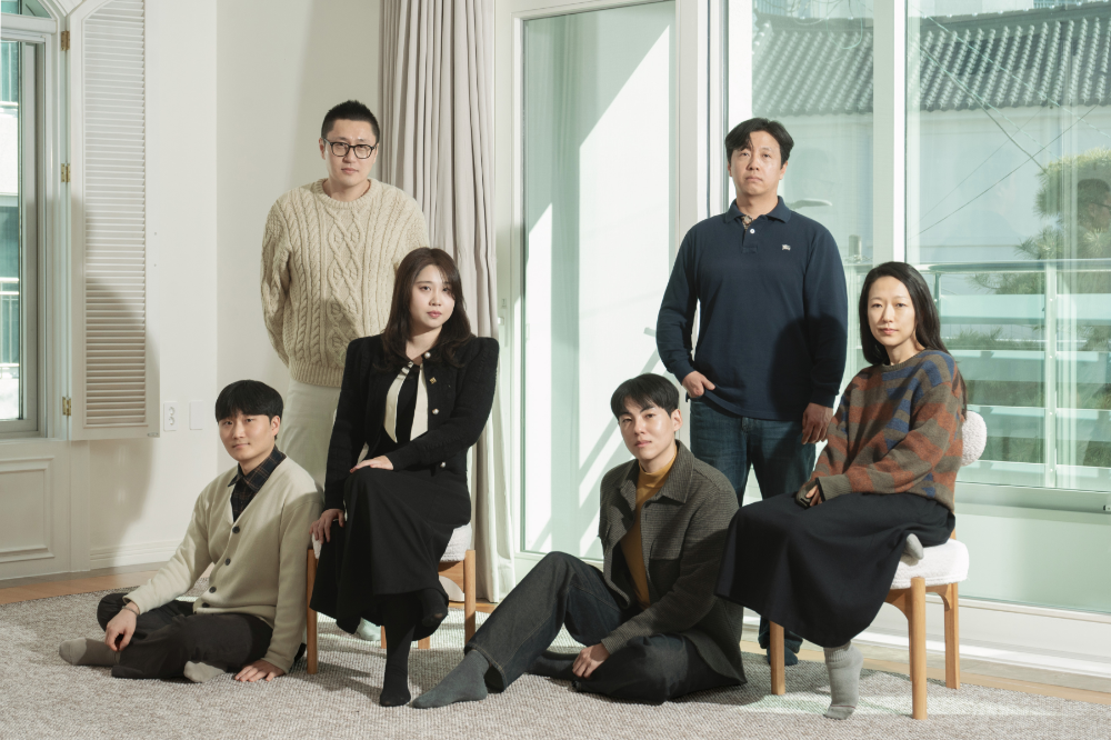 호반문화재단의 창작공간 지원사업인 ‘H아트랩’ 4기 입주자로 선정된 작가•이론가들이 기념촬영을 하고 있다. (왼쪽부터 임수범, 나광호, 허온, 신효진, 김세중, 허지혜).(사진=호반그룹)