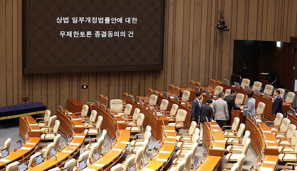 상법 개정안 표결 앞두고 퇴장하는 국민의힘 의원들(사진=연합뉴스)