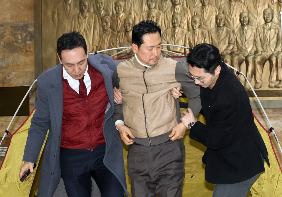 부축받는 장동혁 대표(사진=연합뉴스)