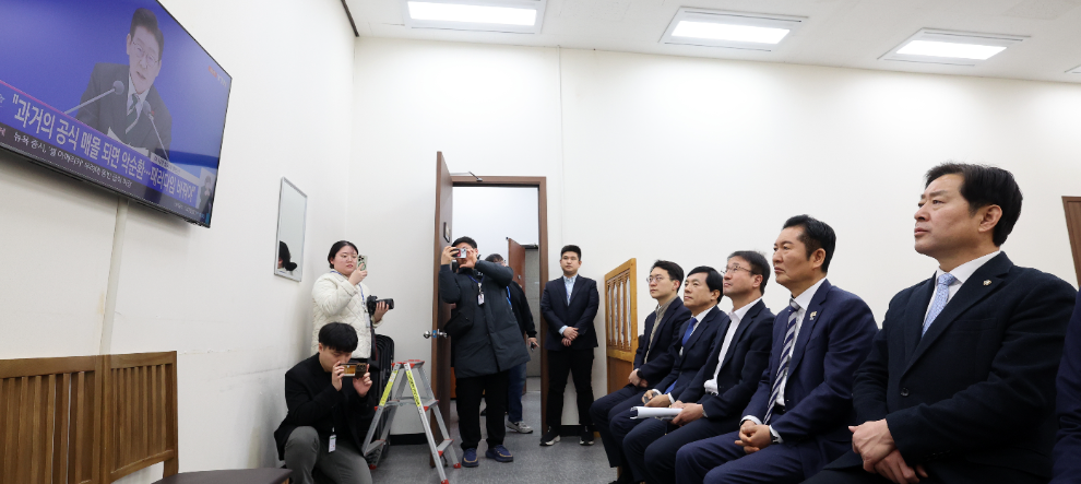 이 대통령 신년 기자회견 시청하는 민주당 지도부(사진=연합뉴스)