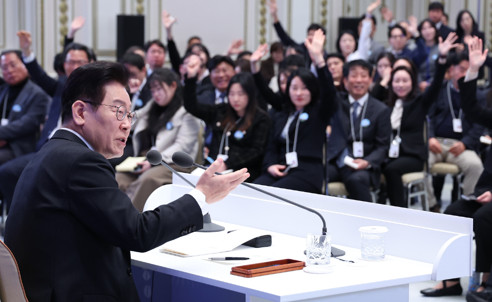 예정된 90분 넘겨 3시간 진행된 李대통령 회견… 25개 각종 현안 ‘즉문즉답’에 농담도 섞어