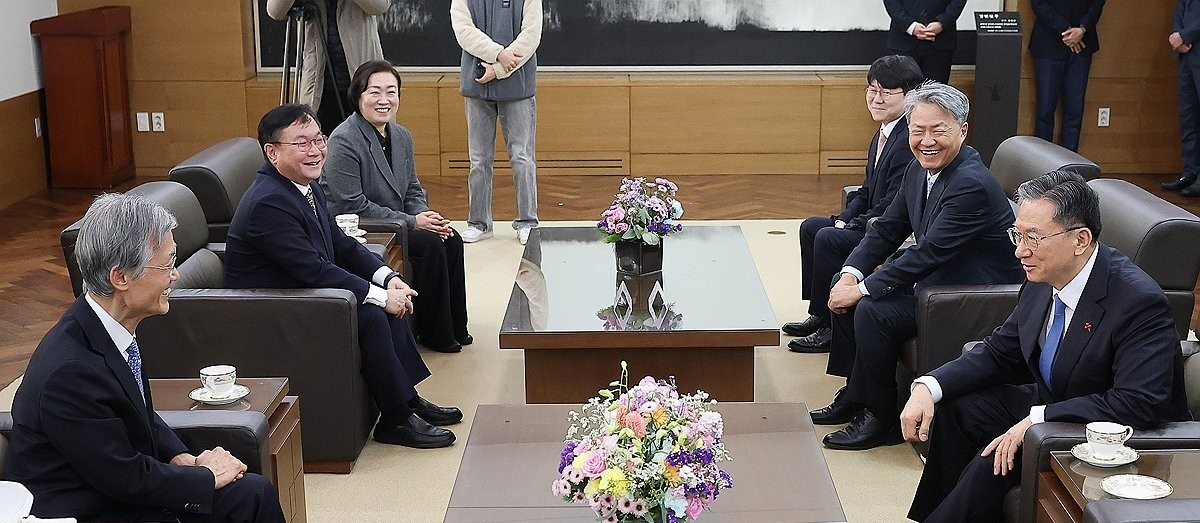 정성호 법무장관과 대화 나누는 조희대 대법원장(사진=연합뉴스)