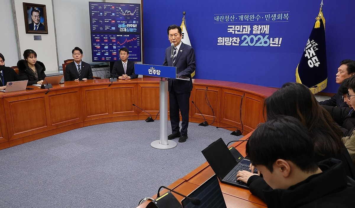 민주당 정청래 대표, 조국혁신당 합당 제안 긴급 회견(사진=연합뉴스)