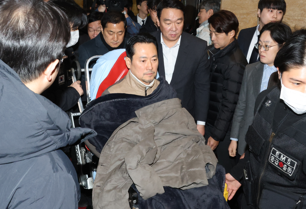 이송되는 국민의힘 장동혁 대표(사진=연합뉴스)