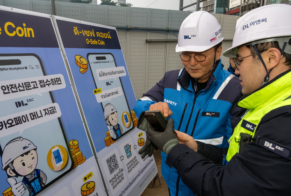영동대로 지하공간 복합개발 1공구 건설 현장에서 박상신 DL이앤씨 대표(왼쪽)가 QR코드를 통해 작업중지권을 활용하고 있다.(사진=DL이앤씨)
