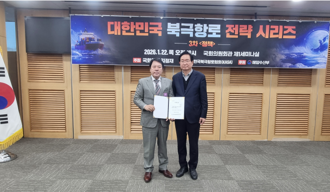 (사)한국북극항로협회 부회장에 위촉된 아이넷방송그룹 박준희 회장(사진왼쪽)이 김영석 (사)한국북극항로협회 회장(전 해양수산부장관)과 기념촬영.(사진제공=아이넷방송)