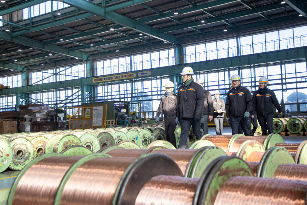 김대헌 호반그룹 기획총괄사장(왼쪽 두번째)이 지난 22일 충남 당진 대한전선 당진 케이블공장을 찾아 설비 운영 현황을 점검하며 생산 공정을 살펴보고 있다.(사진=호반그룹)