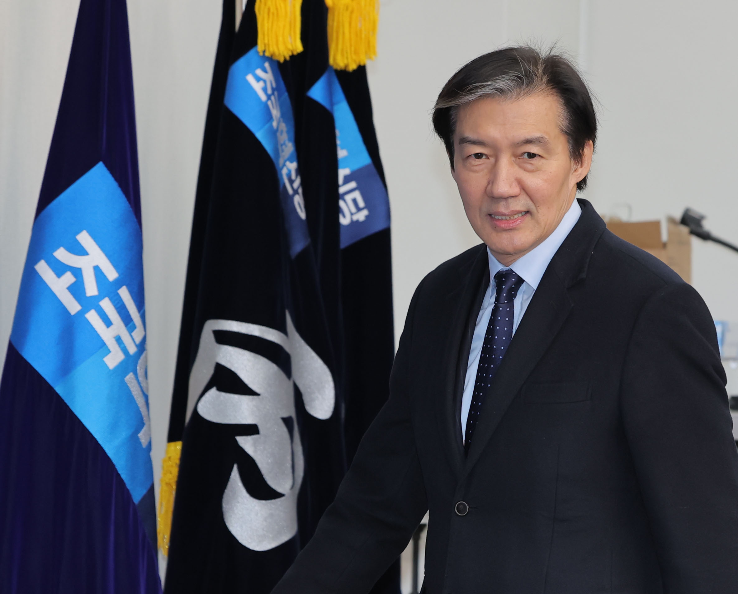 조국혁신당 조국 대표가 24일 서울 여의도 국회에서 더불어민주당 정청래 대표의 합당 제안 관련 논의를 위해 열린 긴급 의원총회에 참석하고 있다. 사진=연합뉴스