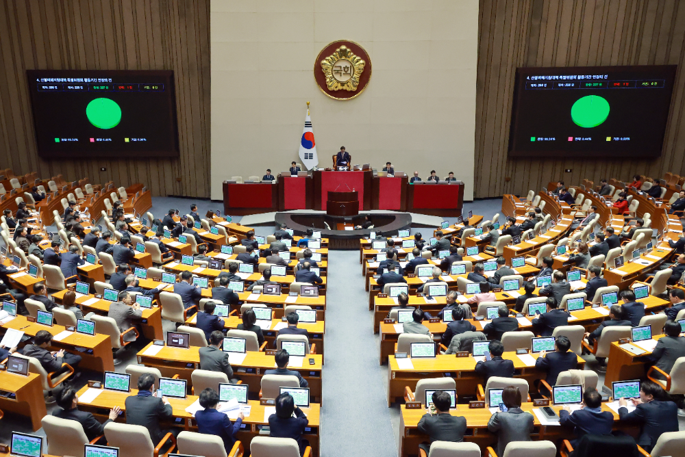 30일 국회 본회의에서 산불피해지원대책 특별위원회 활동기간 연장의 건이 통과되고 있다.(사진=연합뉴스)