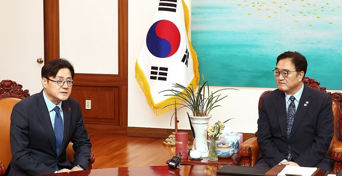 우원식 국회의장 예방한 홍익표 정무수석(사진=연합뉴스)