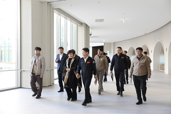 윤미영 라우어 시니어타운 회장과 강상식 기장소방서장이 담소를 나누며 라우어 시니어타운 내 현장을 살펴보고 있다. (사진제공=부산소방재난본부)