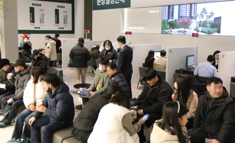 용인 푸르지오 클루센트 견본주택 인파 모습.