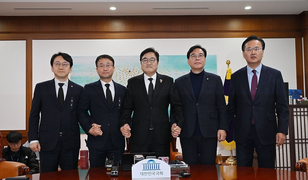 국회의장 주재로 만난 여야 원내대표(사진=연합뉴스)