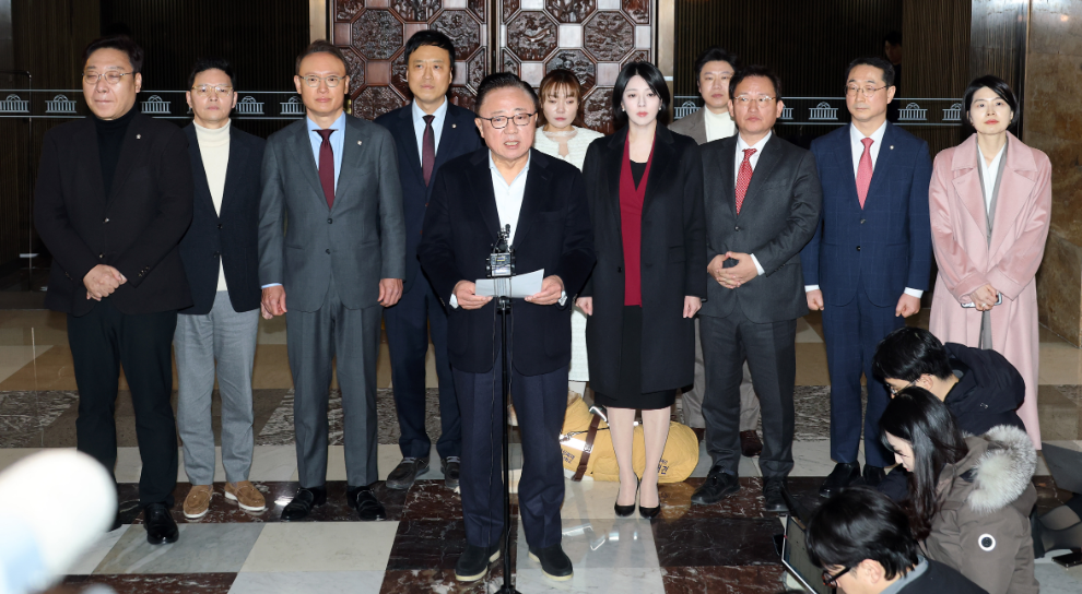 집단 성명 발표하는 친한계 의원들(사진=연합뉴스)