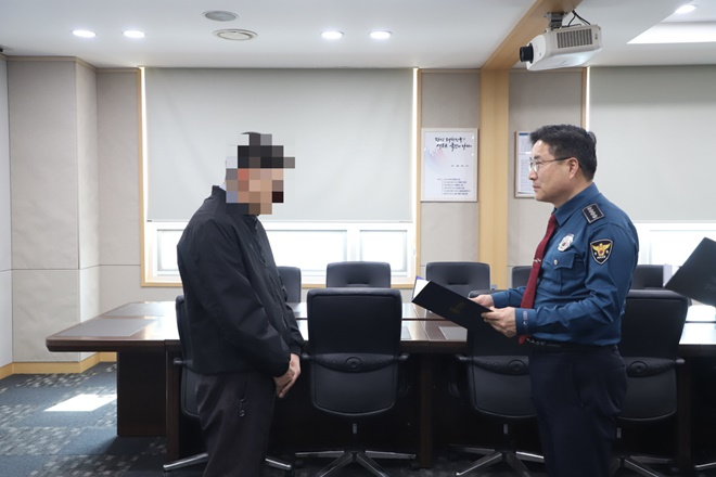 부산사상경찰서장이 택시기사에게 감사장을 전달하고 있다.(사진제공=부산경찰청)