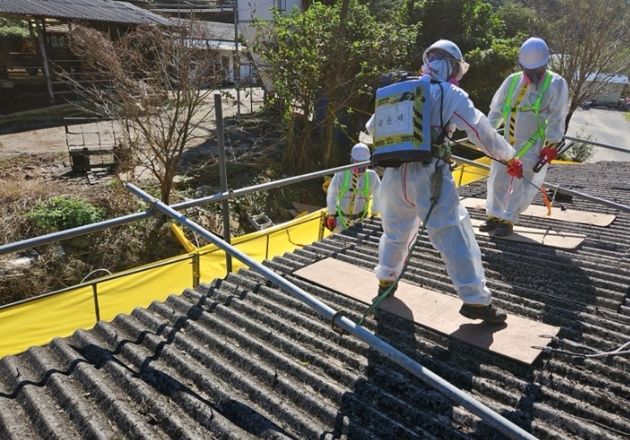 슬레이트 지붕을 철거하는 모습