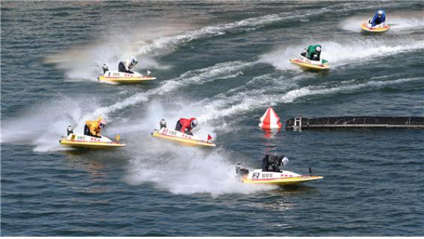 미사리경정장에서 선수들이 턴마크를 돌며 경합을 벌이고 있다.(사진=국민체육진흥공단)