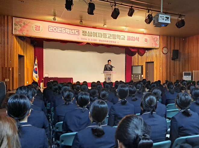 안양·과천교육지원청 관계자가 졸업생들에게 격려 말을 전하고 있다.(사진제공=법무부)