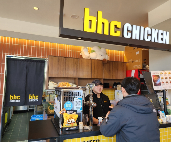 충남 계룡시가 치킨 중량 표시제 정착을 위해 관내 프랜차이즈 업소를 대상으로 현장 방문 홍보를 적극 실시하고 있다.