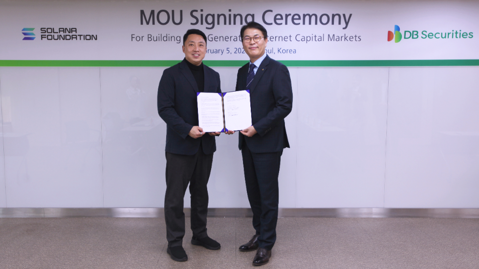 5일 DB증권 본사에서 이성산 솔라나 재단 한국 대표(왼쪽)와 장현일 DB증권 경영지원부문장(CFO)(오른쪽)이 업무 협약(MOU)을 체결하고 기념사진을 촬영하고 있다. 사진=DB증권